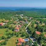 Vikendica 3 Bedroom Beautiful In *