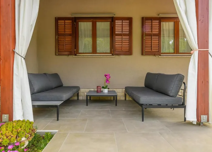 3 Bedroom Beautiful In קרניצה