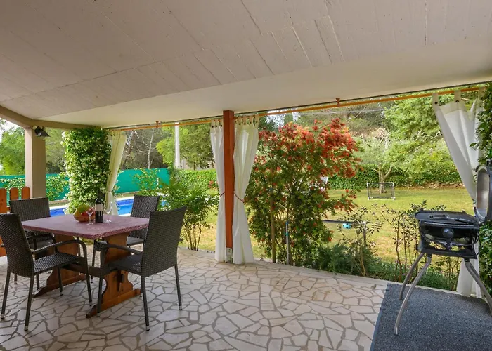 3 Bedroom Beautiful In בית נופש קרניצה