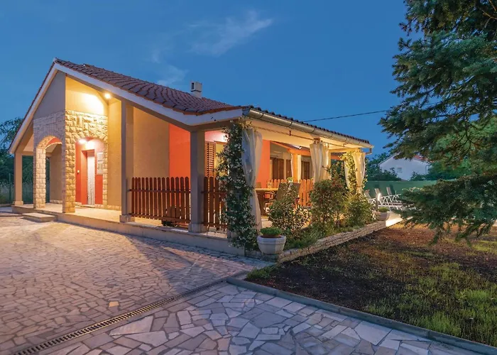 בית נופש 3 Bedroom Beautiful In קרניצה