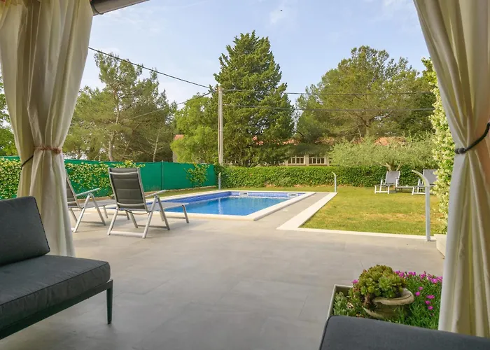 3 Bedroom Beautiful In בית נופש